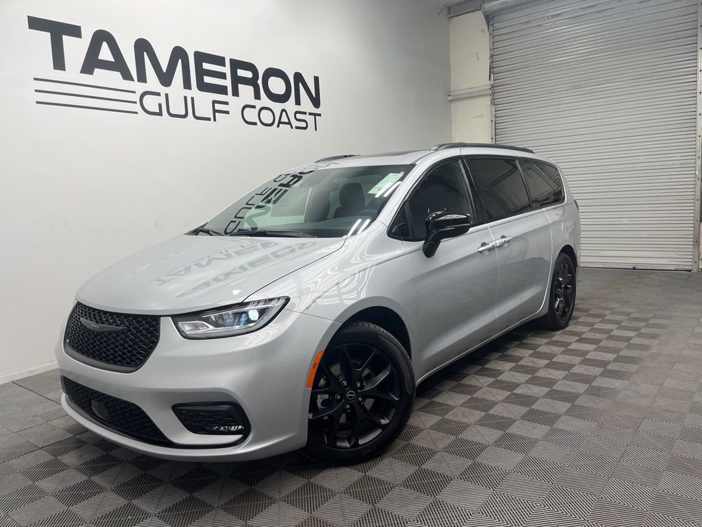 New 2026 Chrysler Pacifica Limited w/ Uconnect Theater Family Group
