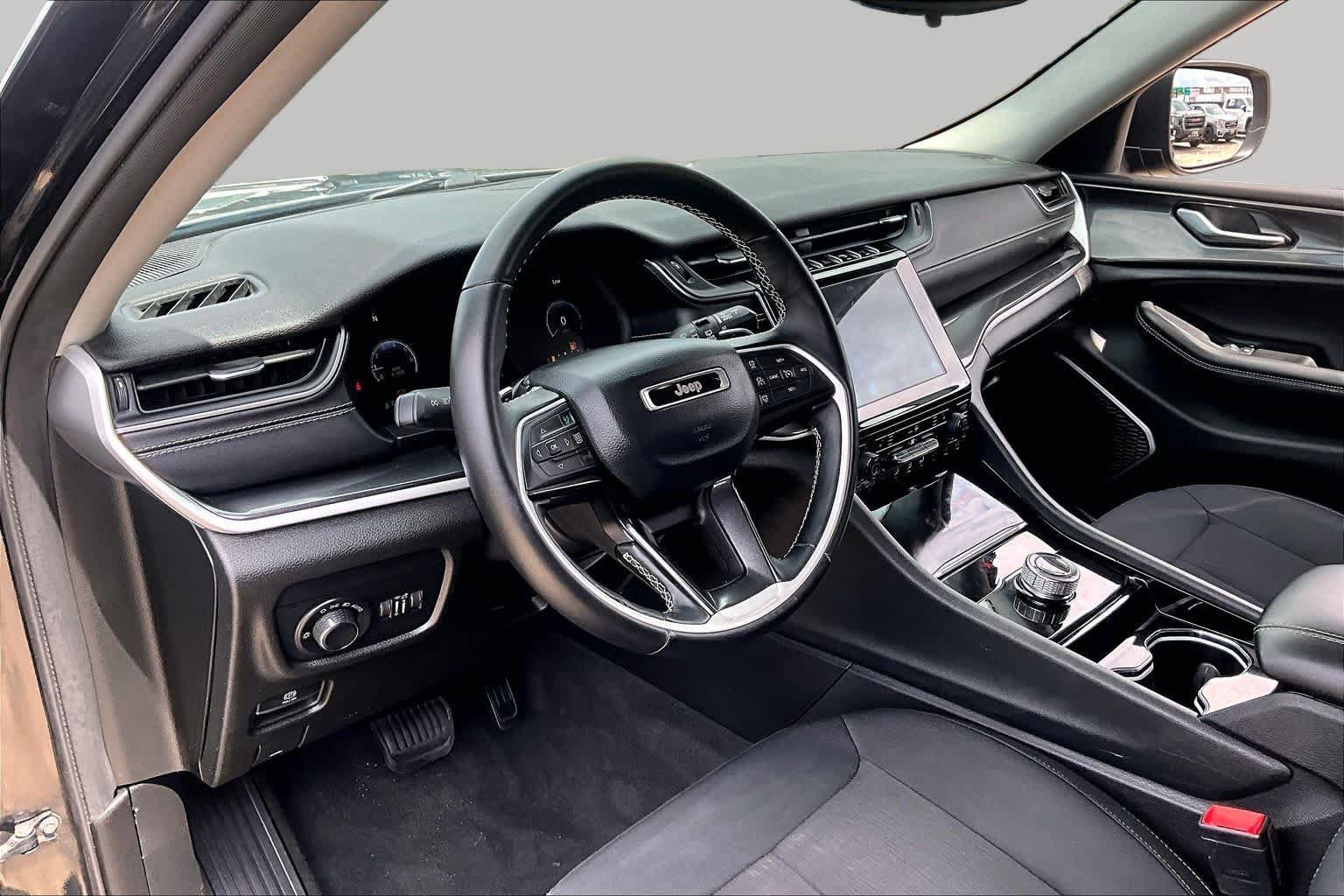 Used 2022 Jeep Grand Cherokee Laredo w/ Luxury Tech Group I AWD/4WD image 18