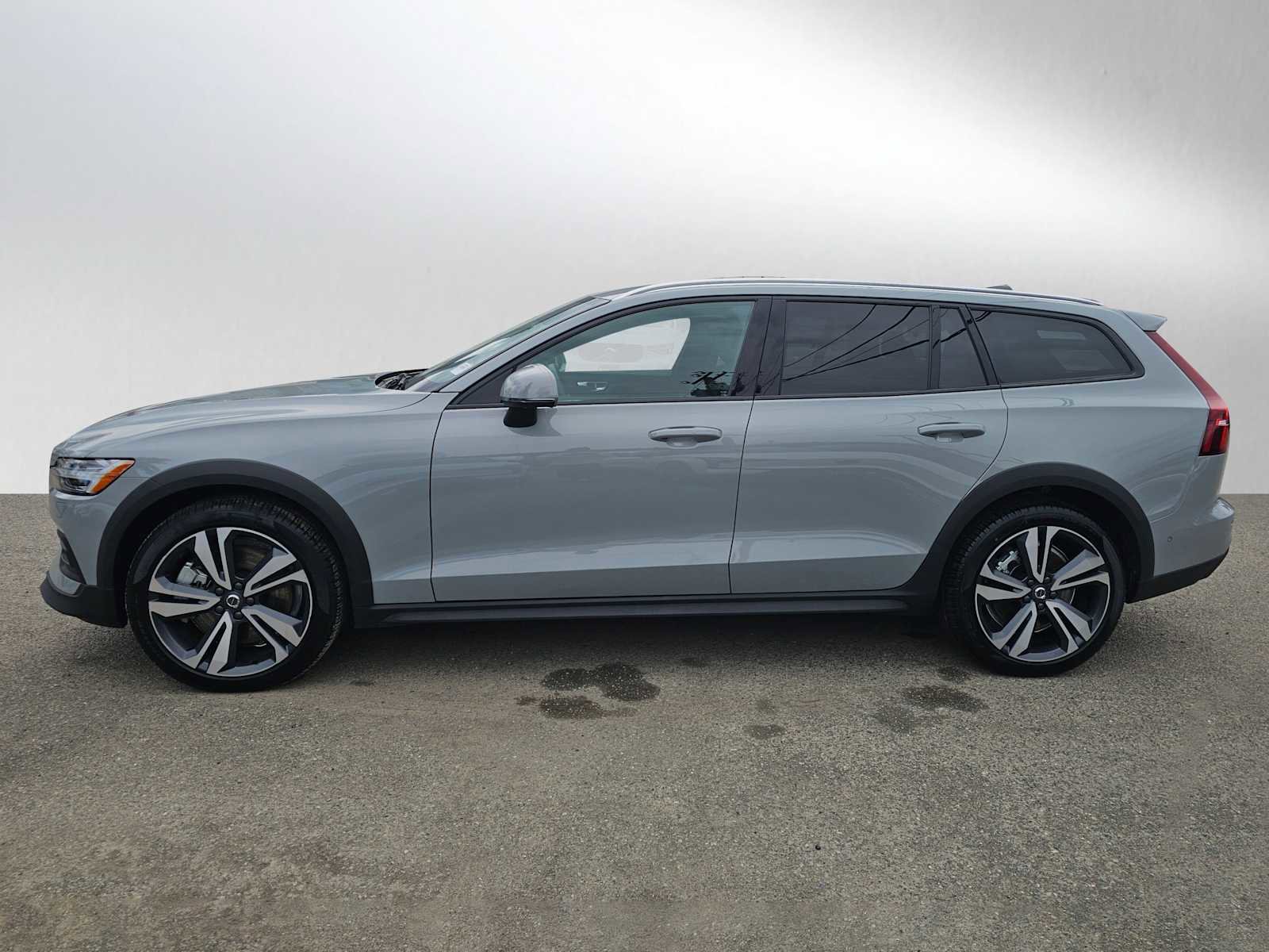 Certified 2025 Volvo V60 B5 Cross Country Plus image 6