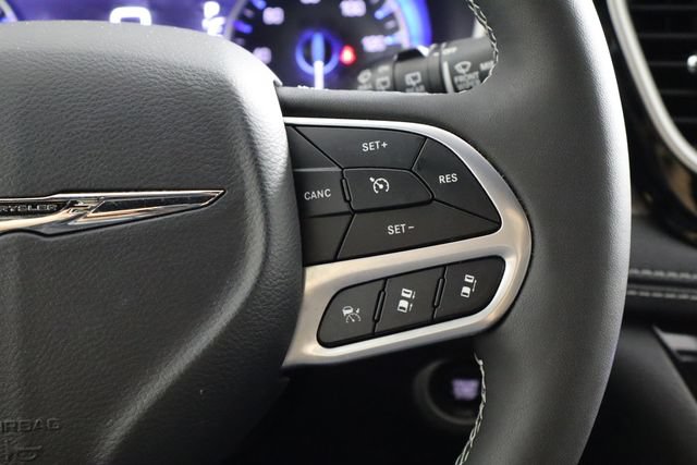 Used 2025 Chrysler Pacifica Select AWD/4WD image 27
