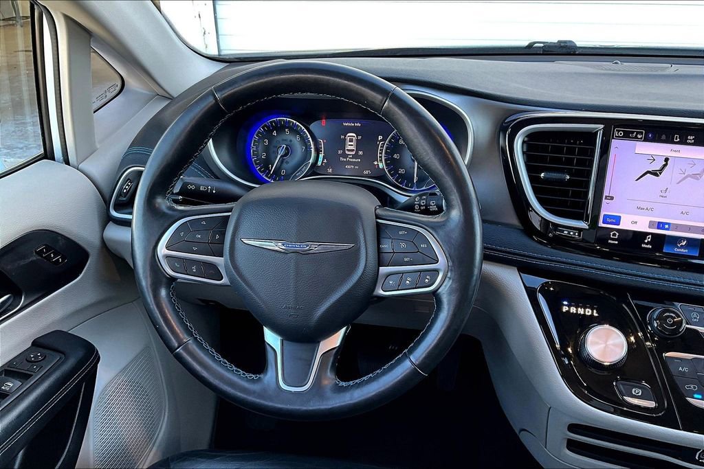 Used 2021 Chrysler Pacifica Touring-L image 7