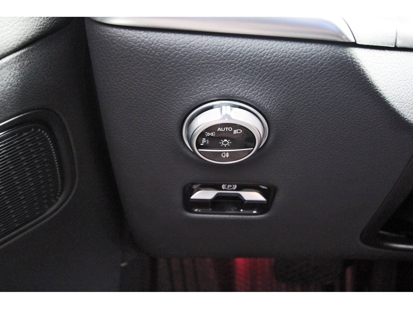 Used 2025 Mercedes-Benz GLC 300 image 23