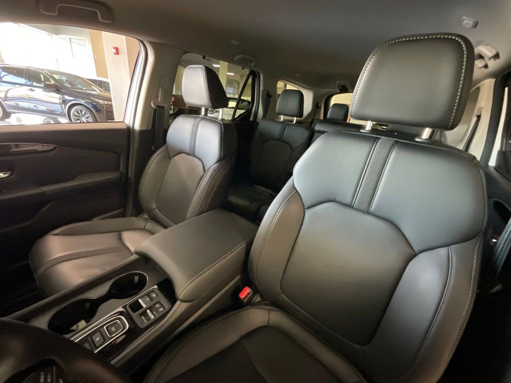 Used 2025 Honda Pilot EX-L image 11
