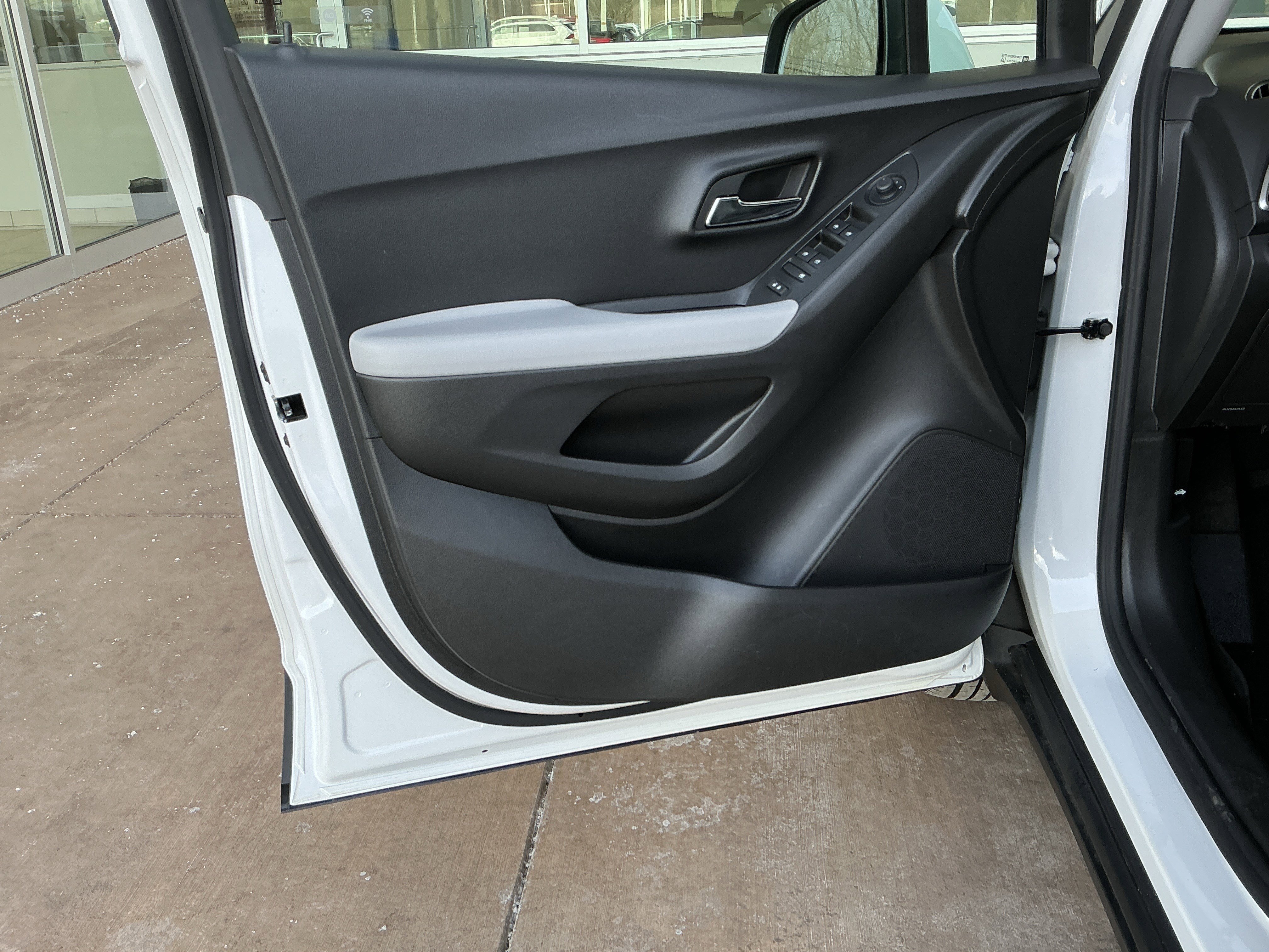 Used 2022 Chevrolet Trax LT w/ LT Convenience Package image 14