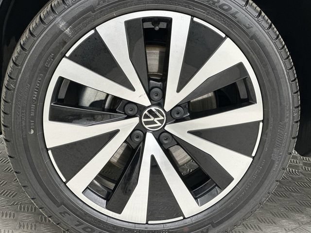 Used 2023 Volkswagen Taos SE w/ Panoramic Sunroof Package AWD/4WD image 10