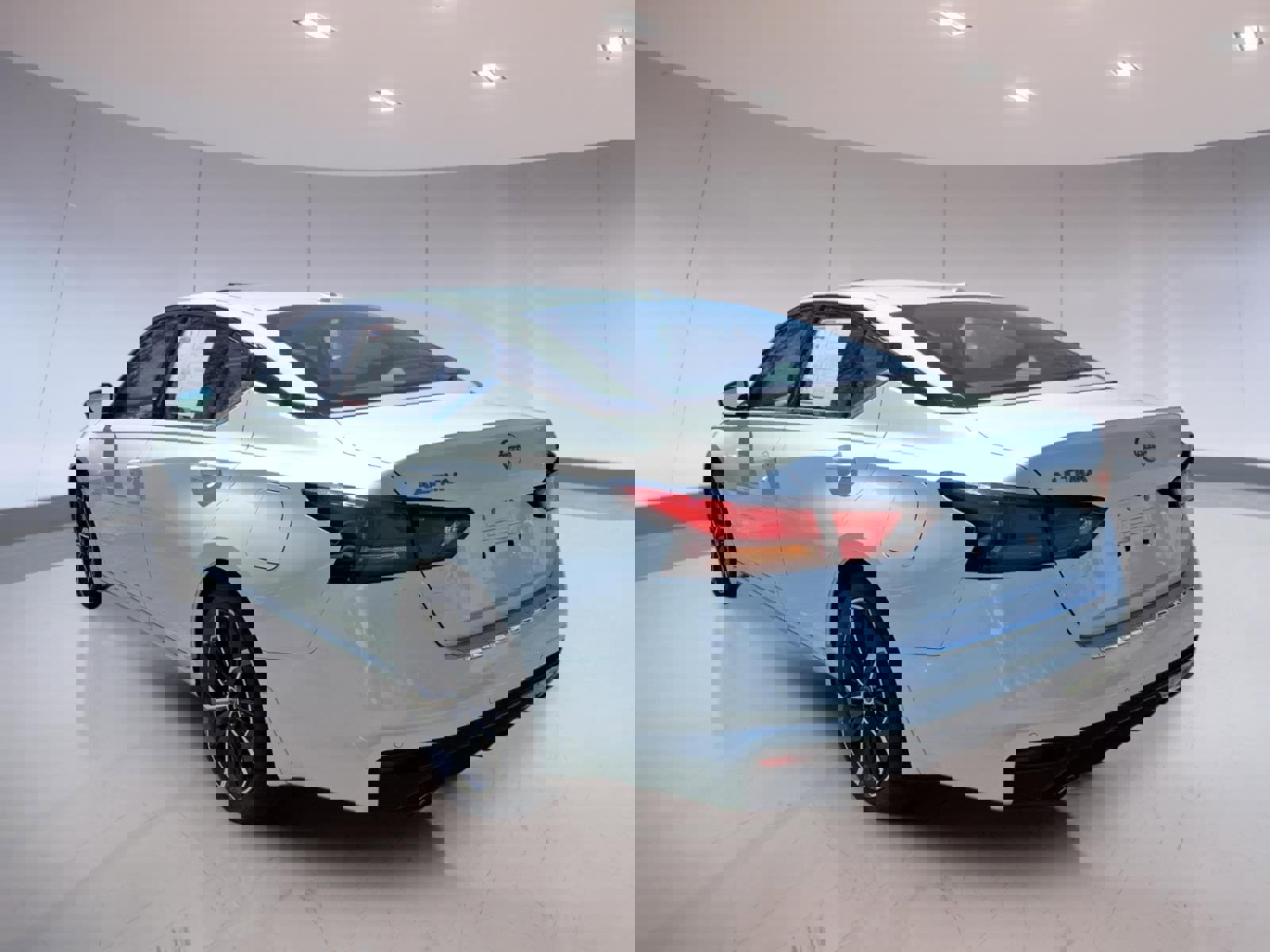 Used 2023 Nissan Altima 2.5 SR w/ SR Premium Package image 3