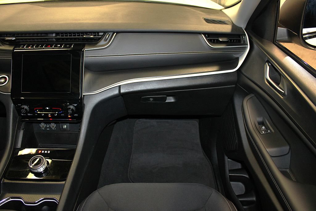 Certified 2023 Jeep Grand Cherokee Laredo X AWD/4WD image 31