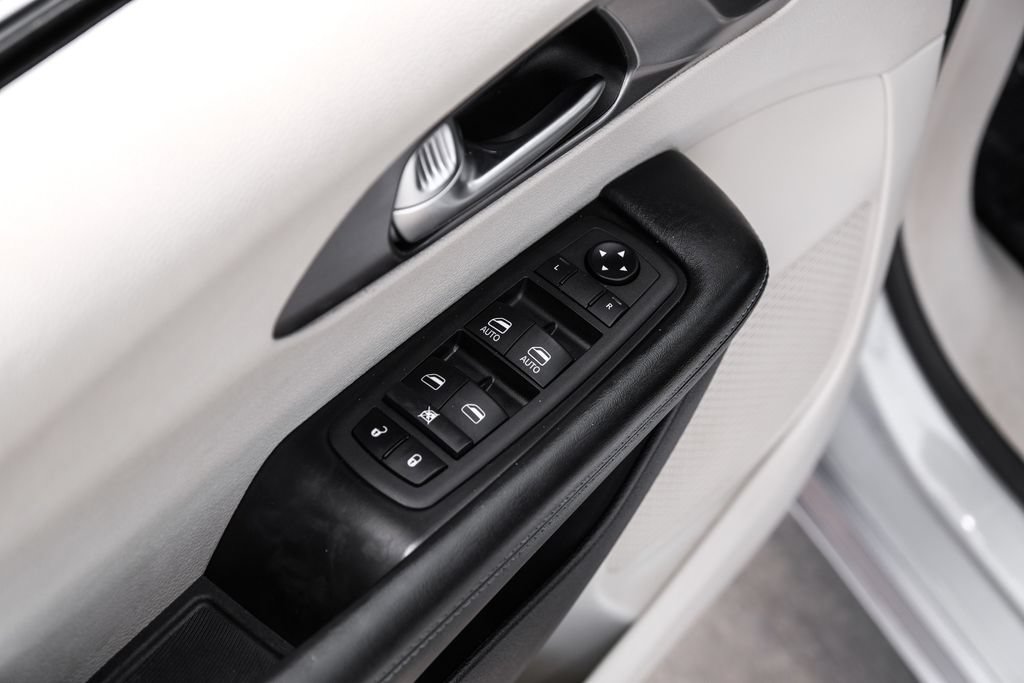Used 2021 Chrysler Pacifica Touring-L FWD image 49