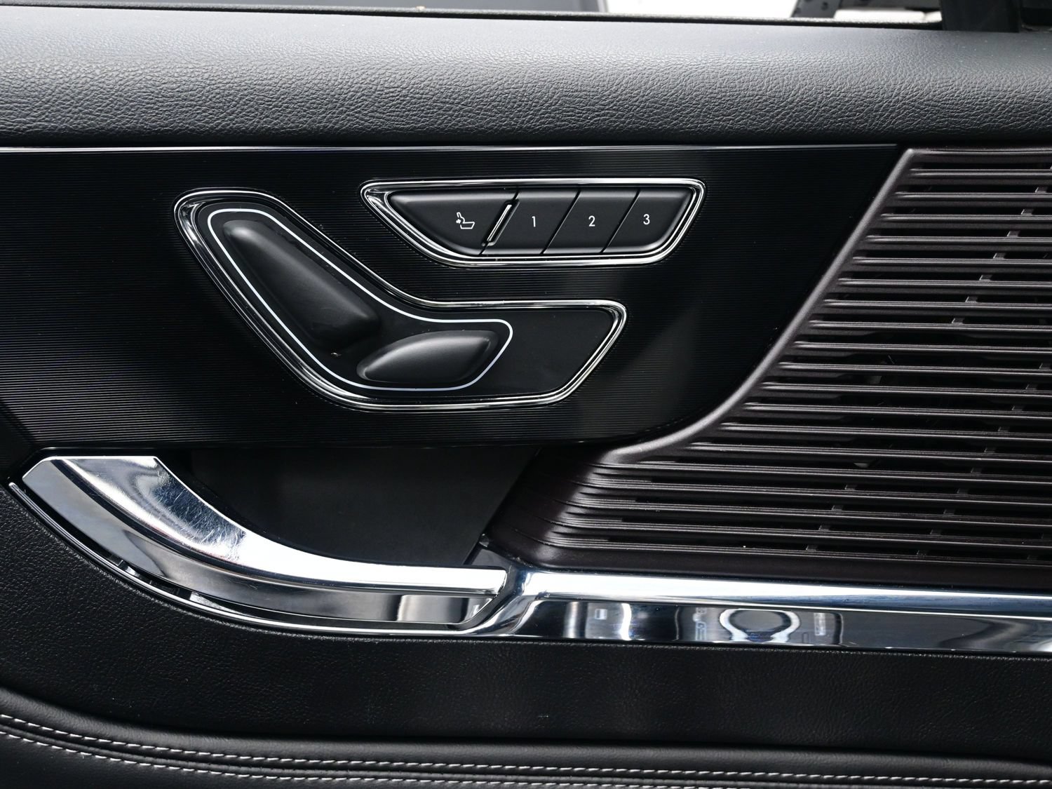 Used 2022 Lincoln Corsair AWD w/ Premium Package image 11