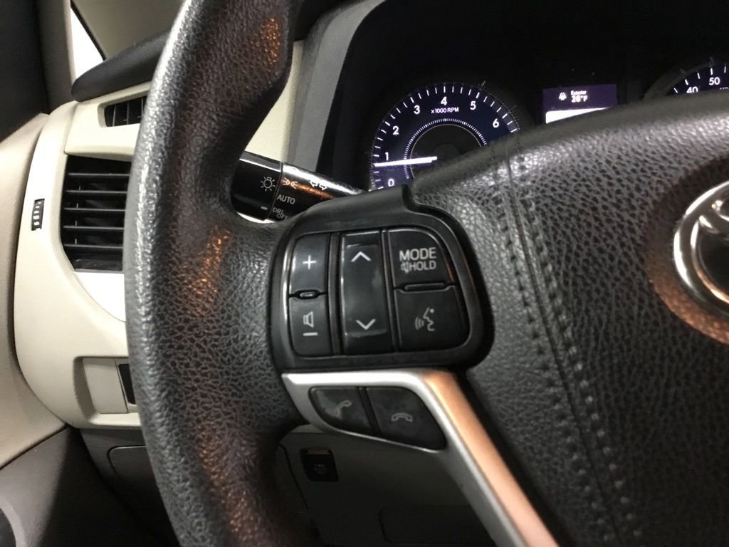 Used 2018 Toyota Sienna LE w/ Protection Package image 30