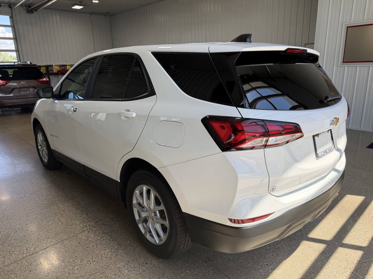 Used 2022 Chevrolet Equinox LS w/ LS Convenience Package AWD/4WD image 3
