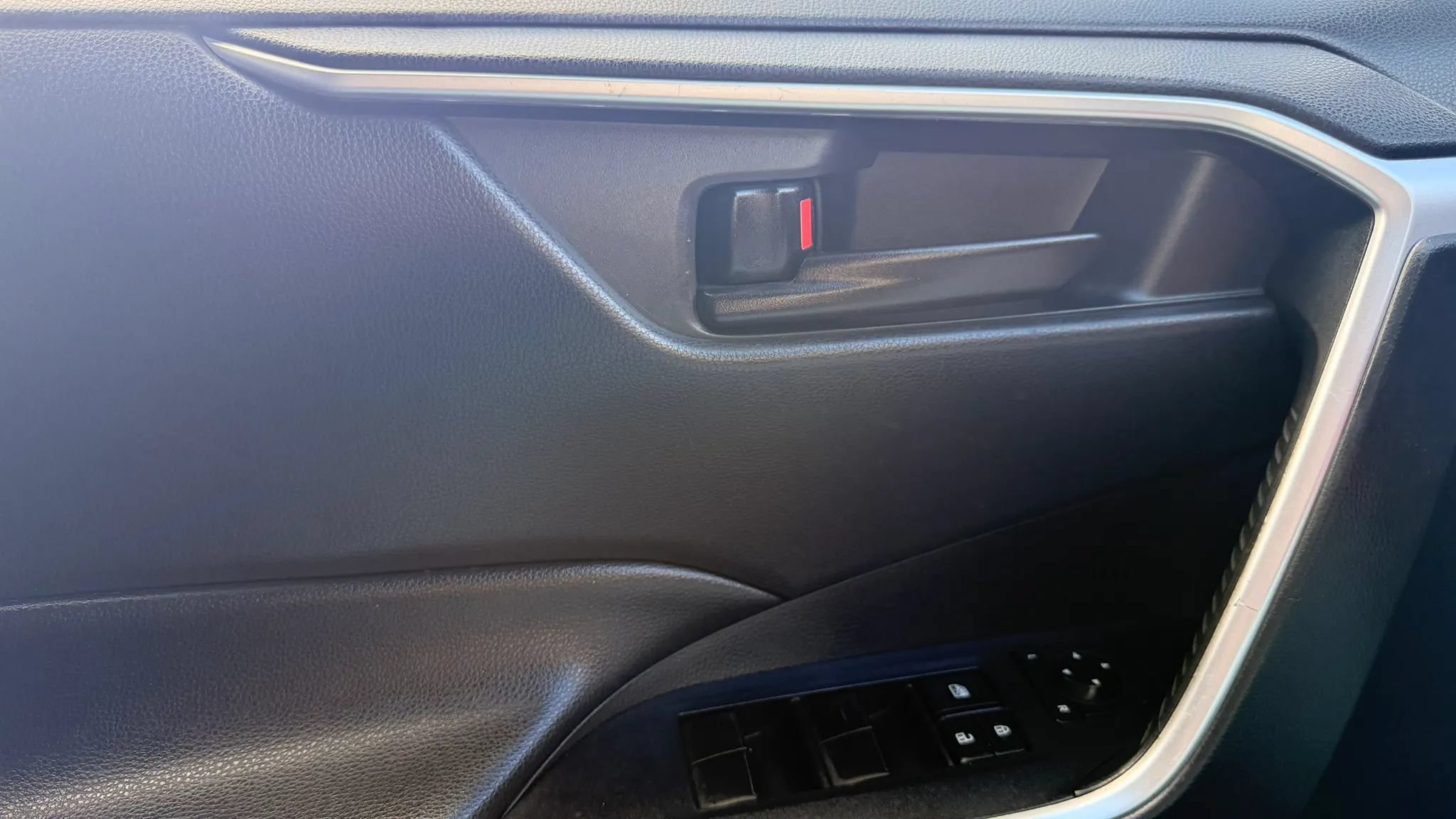 Used 2022 Toyota RAV4 LE FWD image 27