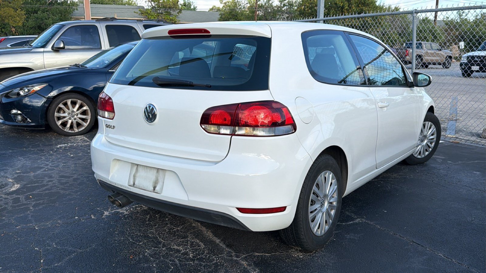 Used 2011 Volkswagen Golf 2-Door FWD image 4
