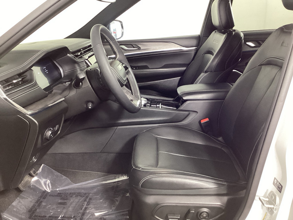 Used 2023 Jeep Grand Cherokee Overland AWD/4WD image 14