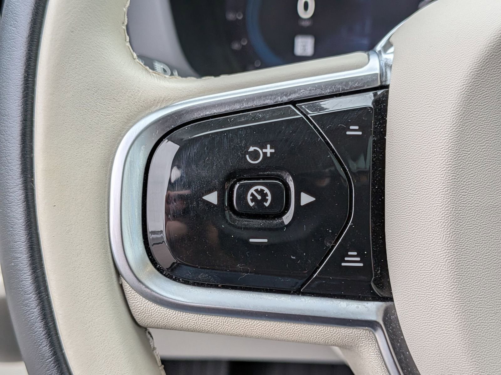 Used 2023 Volvo XC60 B5 Ultimate w/ Climate Package image 18