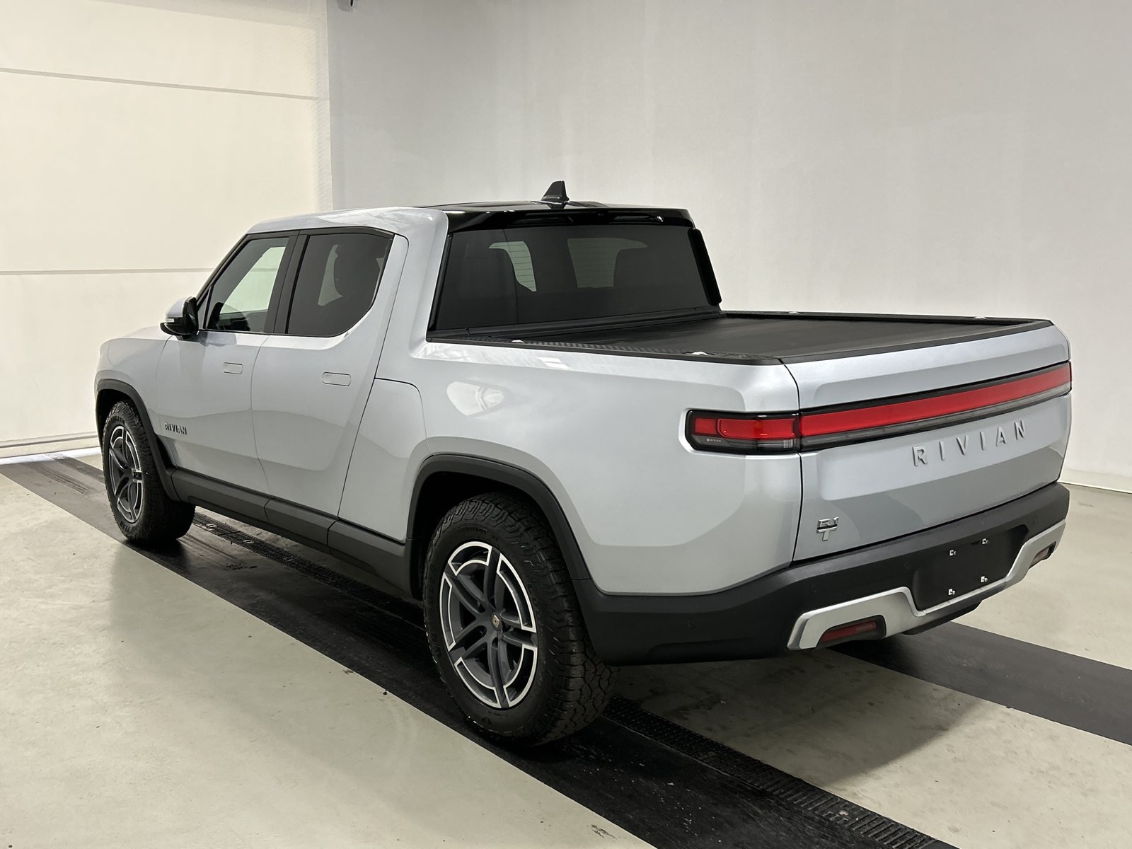 Used 2025 Rivian R1T Adventure Dual AWD/4WD image 3