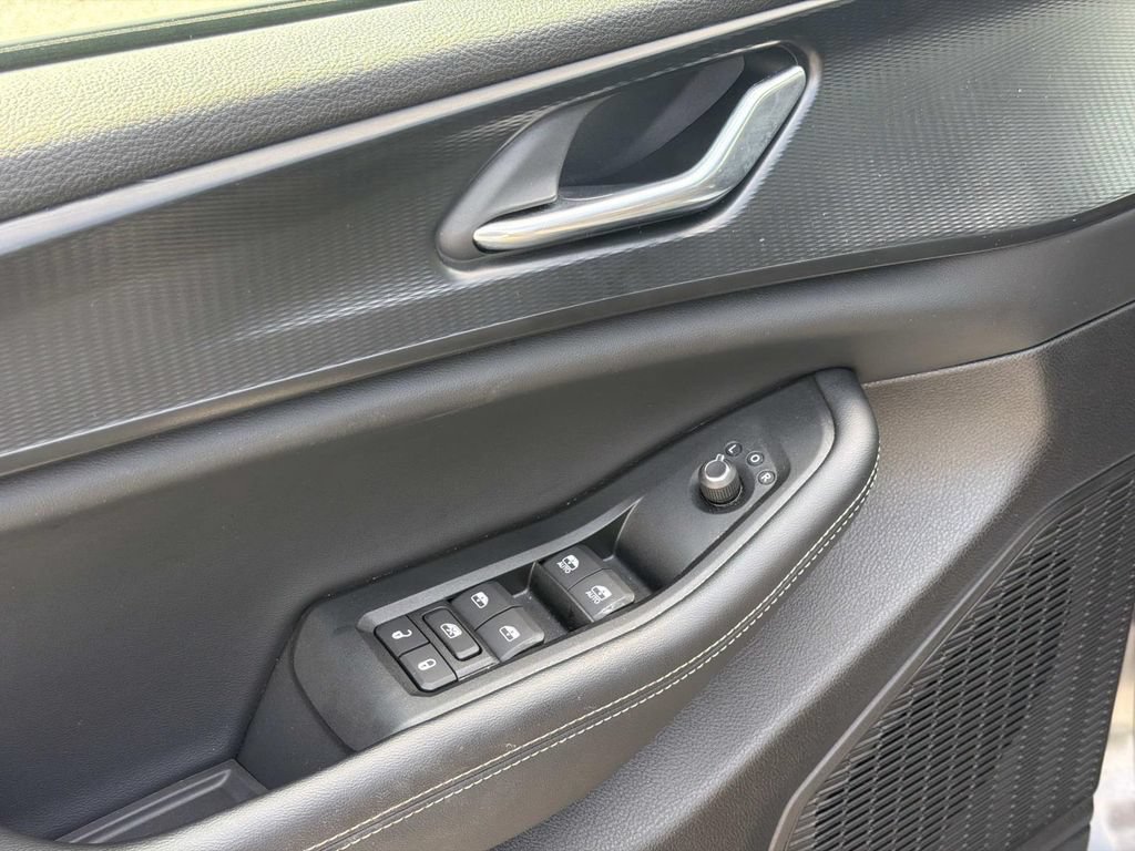 Used 2025 Jeep Grand Cherokee Altitude AWD/4WD image 16