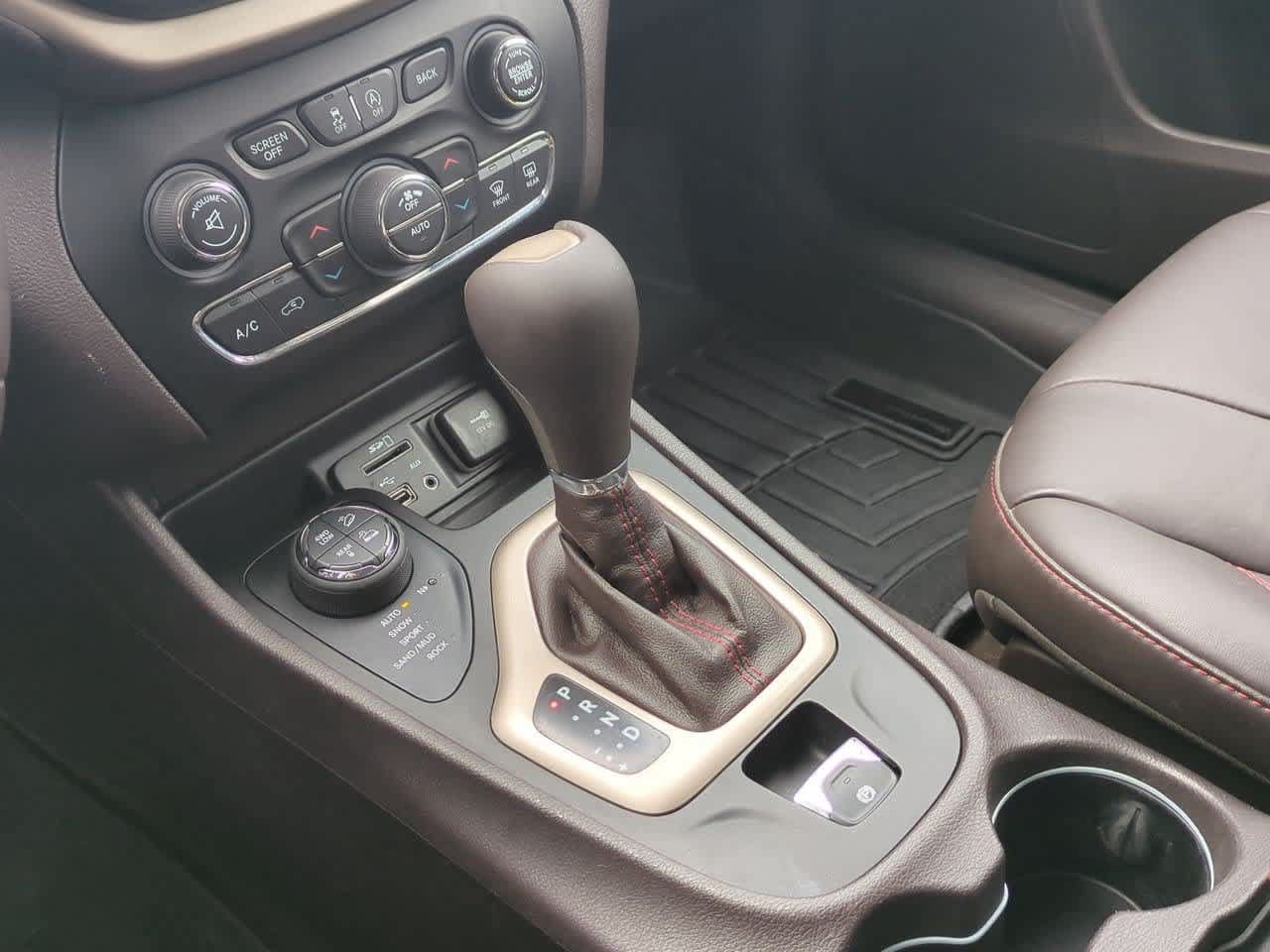 Used 2015 Jeep Cherokee Trailhawk w/ Comfort/Convenience Group AWD/4WD image 32