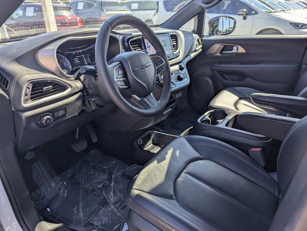 Used 2025 Chrysler Pacifica Select image 25