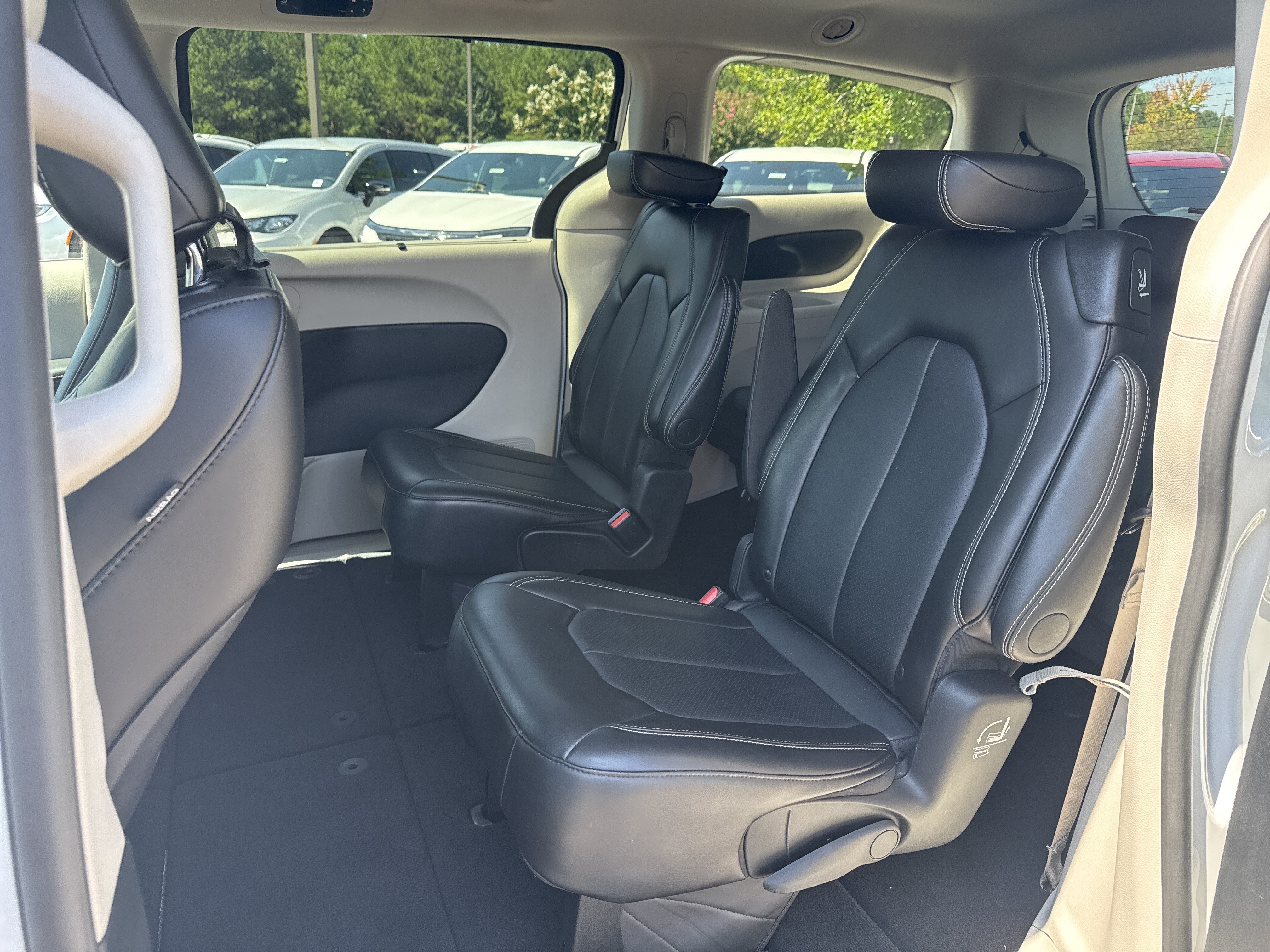 Used 2024 Chrysler Pacifica Touring-L FWD image 21