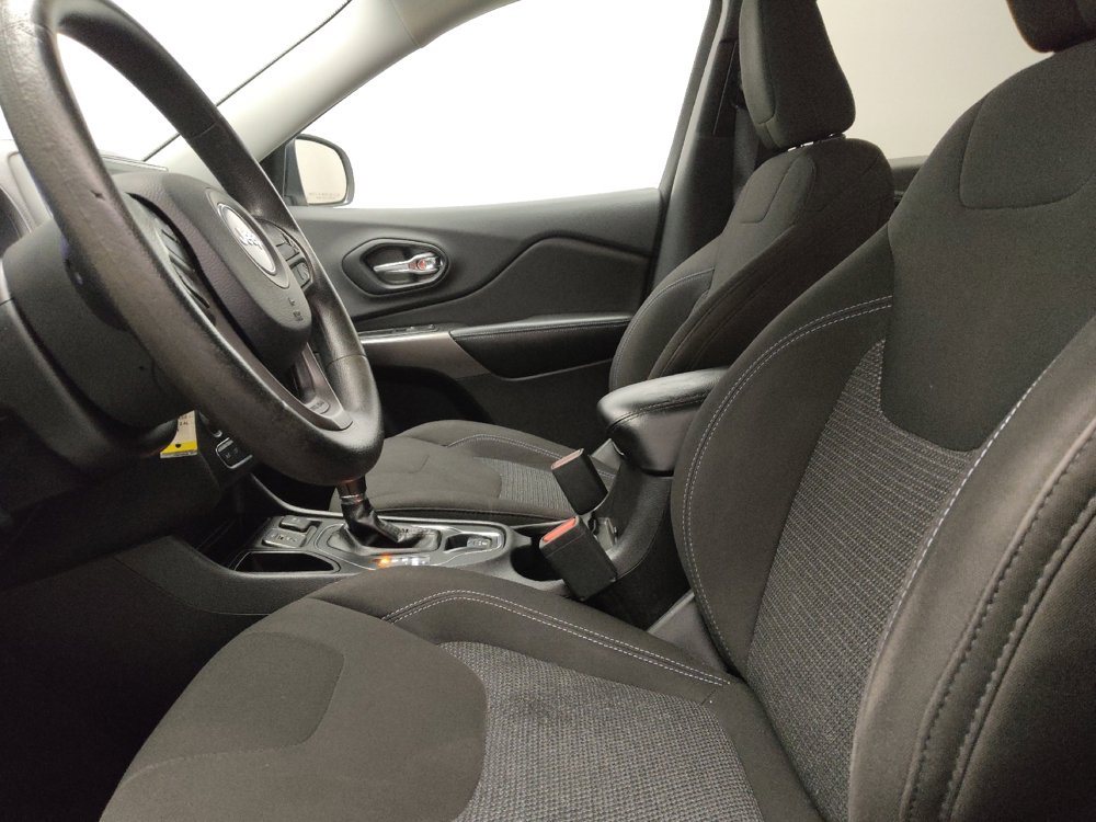 Used 2019 Jeep Cherokee Latitude w/ Popular Appearance Group FWD image 17
