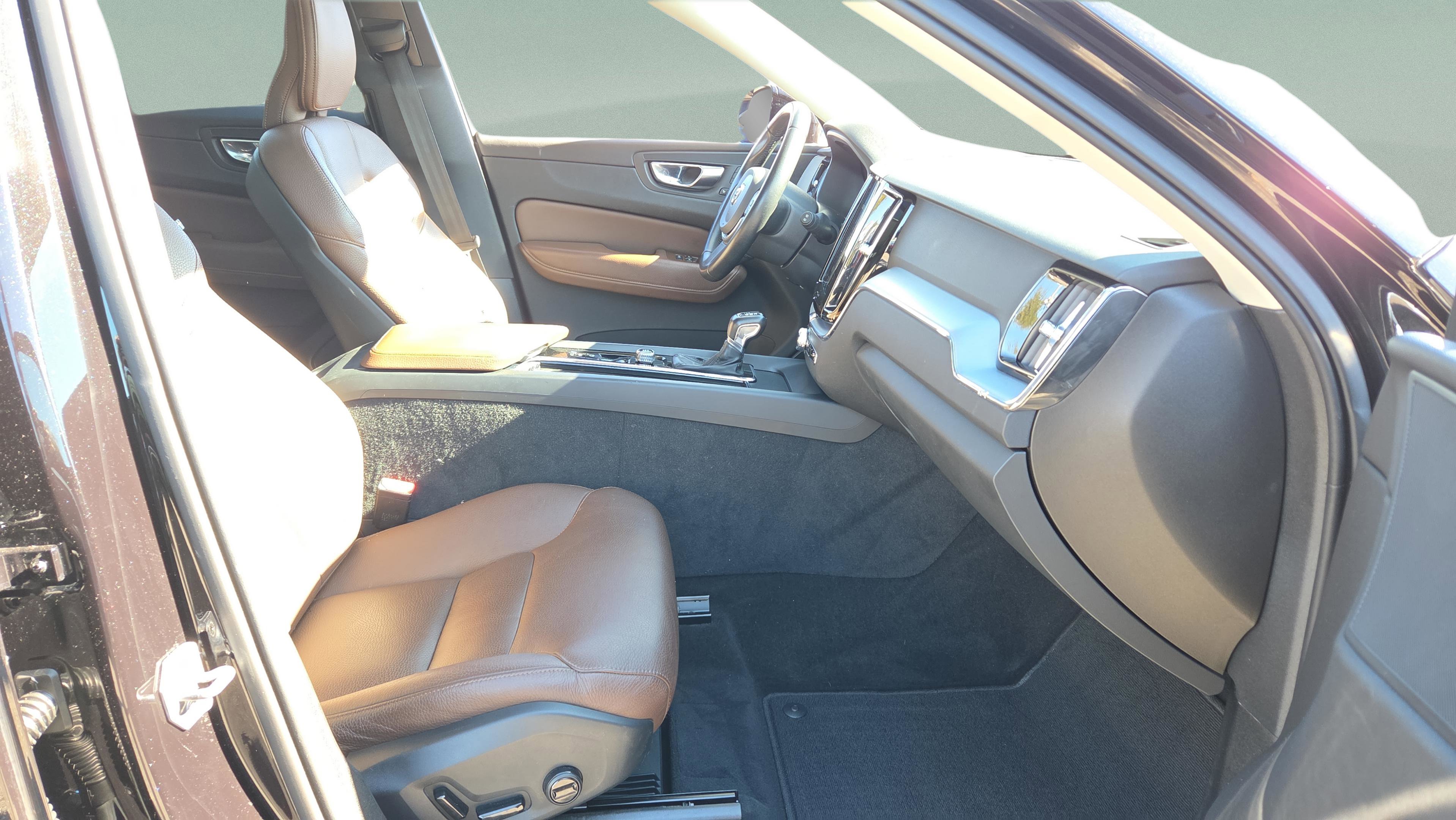 Used 2020 Volvo XC60 T5 Momentum image 25