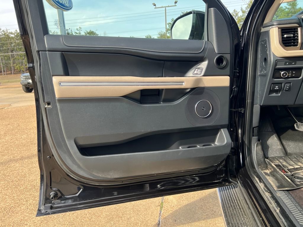 Used 2023 Ford Expedition Limited image 11