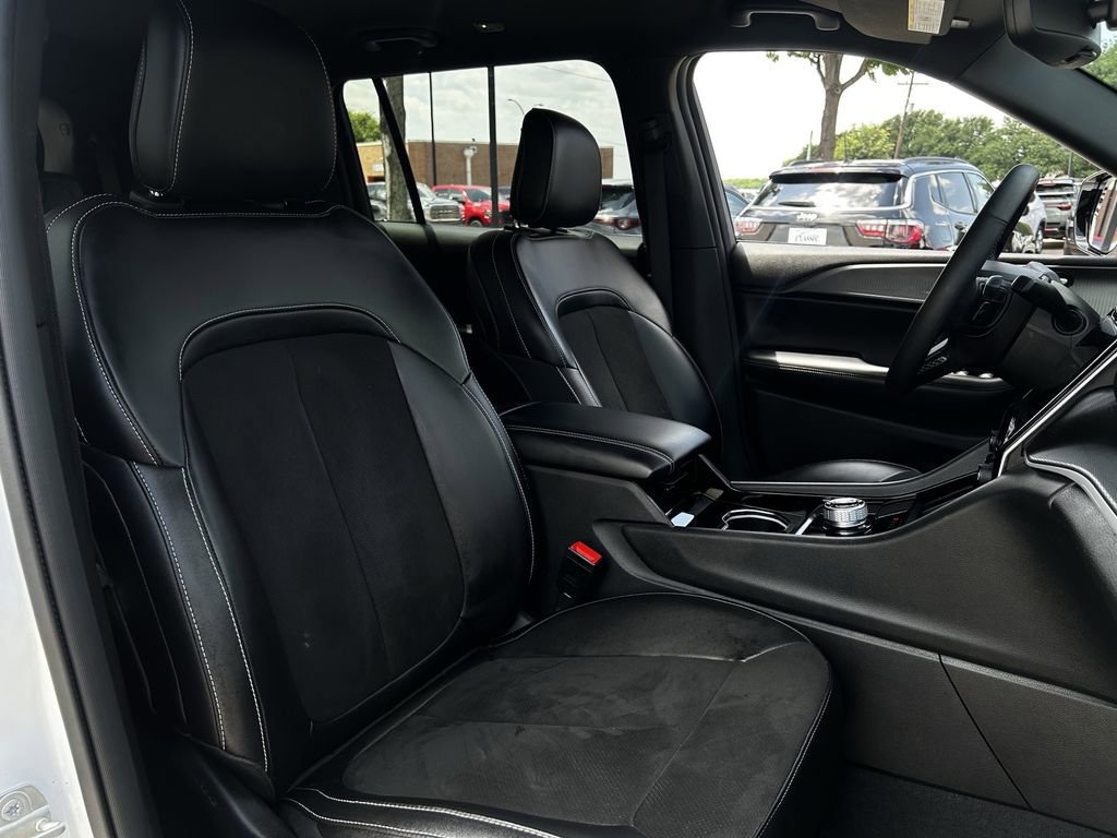 Used 2023 Jeep Grand Cherokee L Laredo RWD image 29