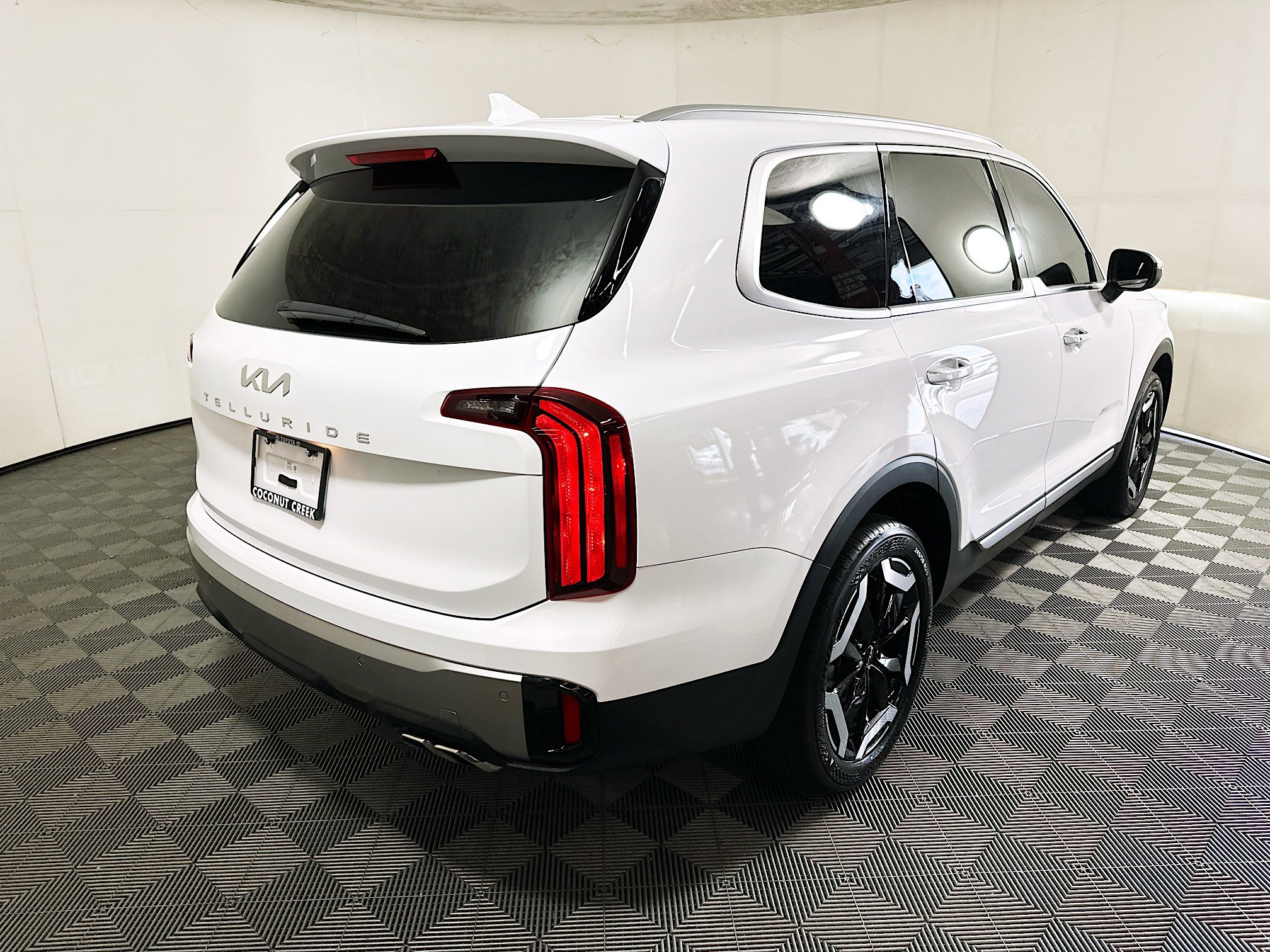 Used 2025 Kia Telluride S FWD image 3