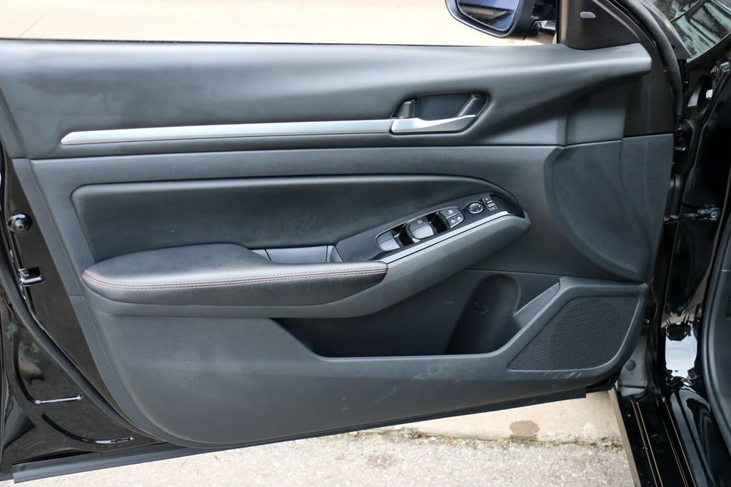 Used 2024 Nissan Altima 2.5 SR FWD image 15