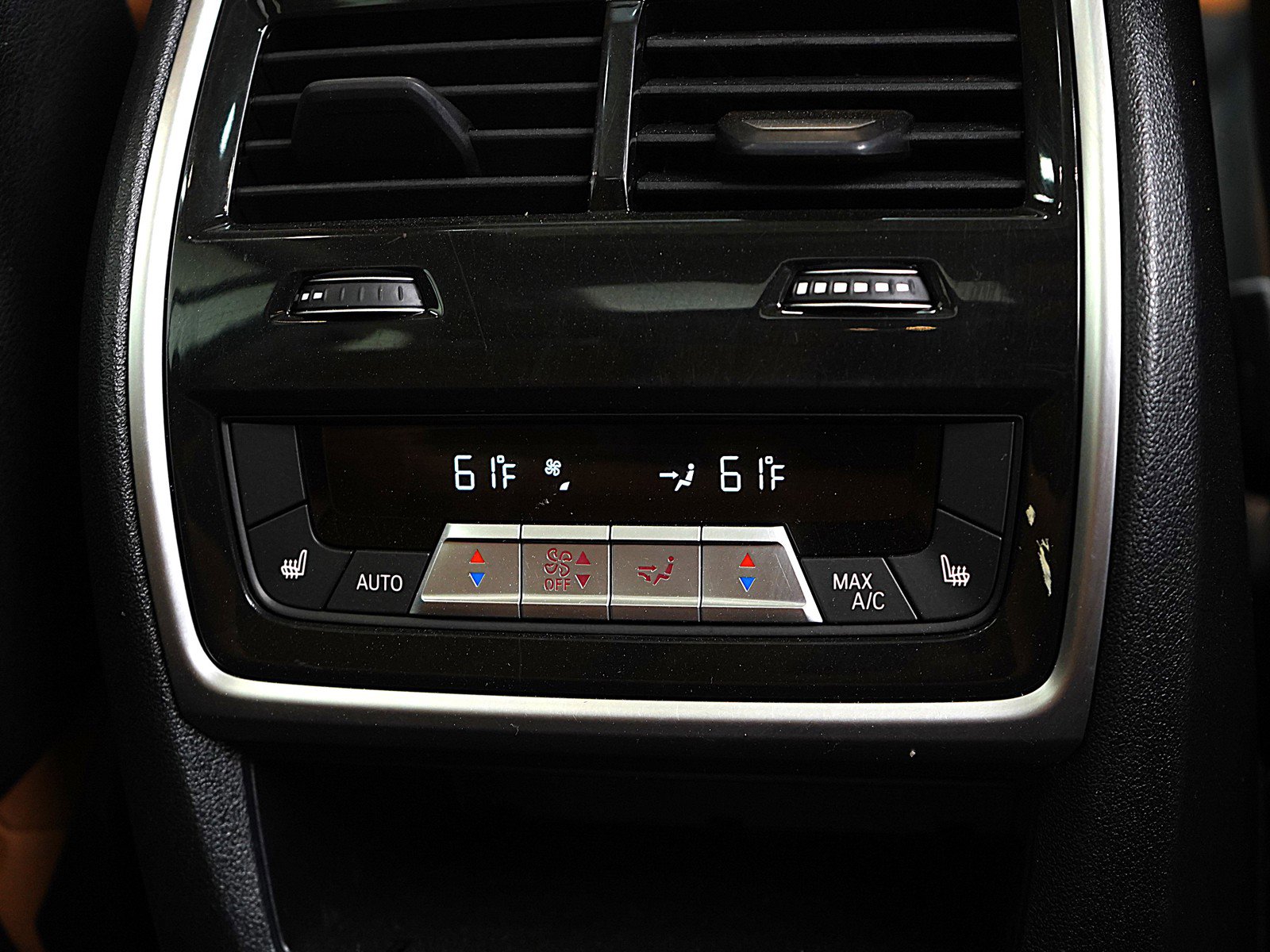 Used 2023 BMW X7 xDrive40i w/ Climate Comfort Package image 18