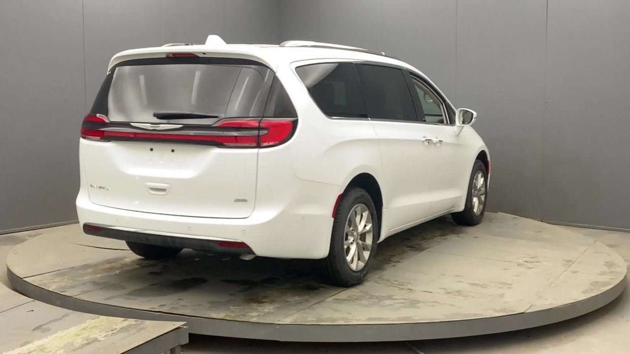 Used 2021 Chrysler Pacifica Touring-L w/ Premium & Safety Sphere Group AWD/4WD image 3
