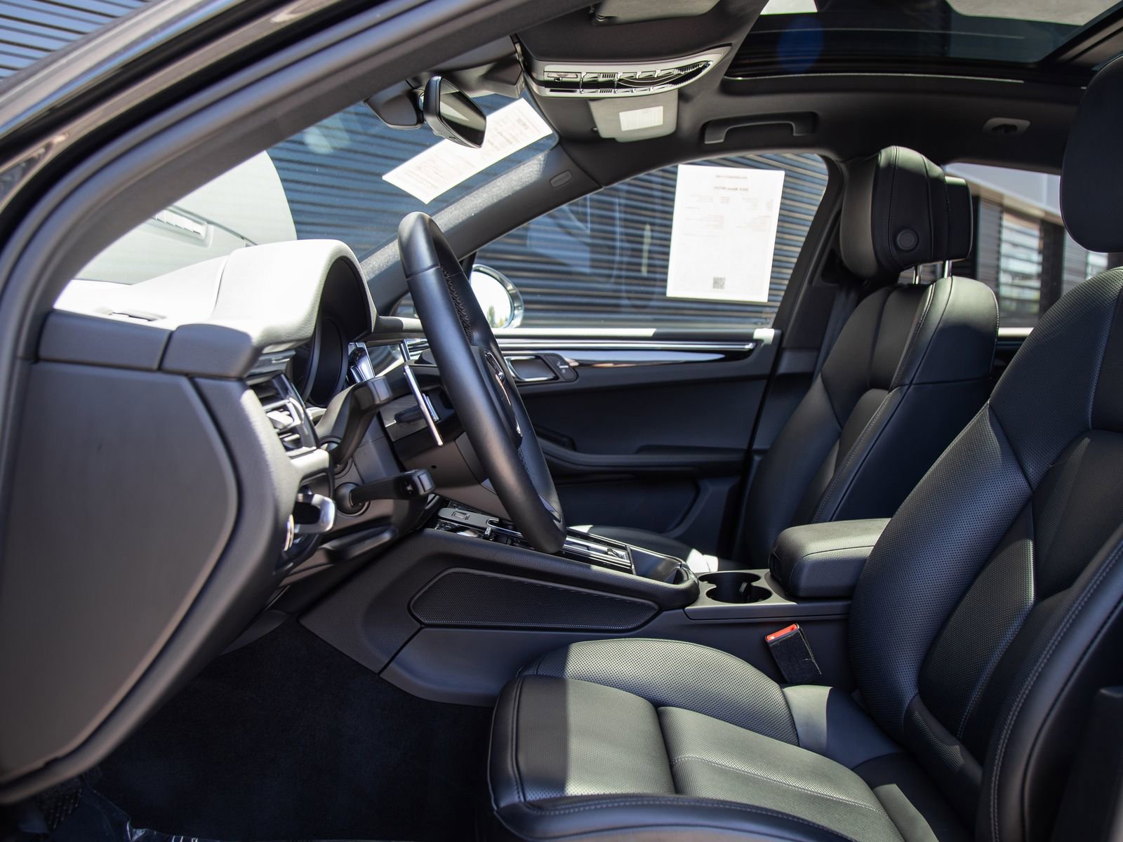 Certified 2024 Porsche Macan AWD/4WD image 5