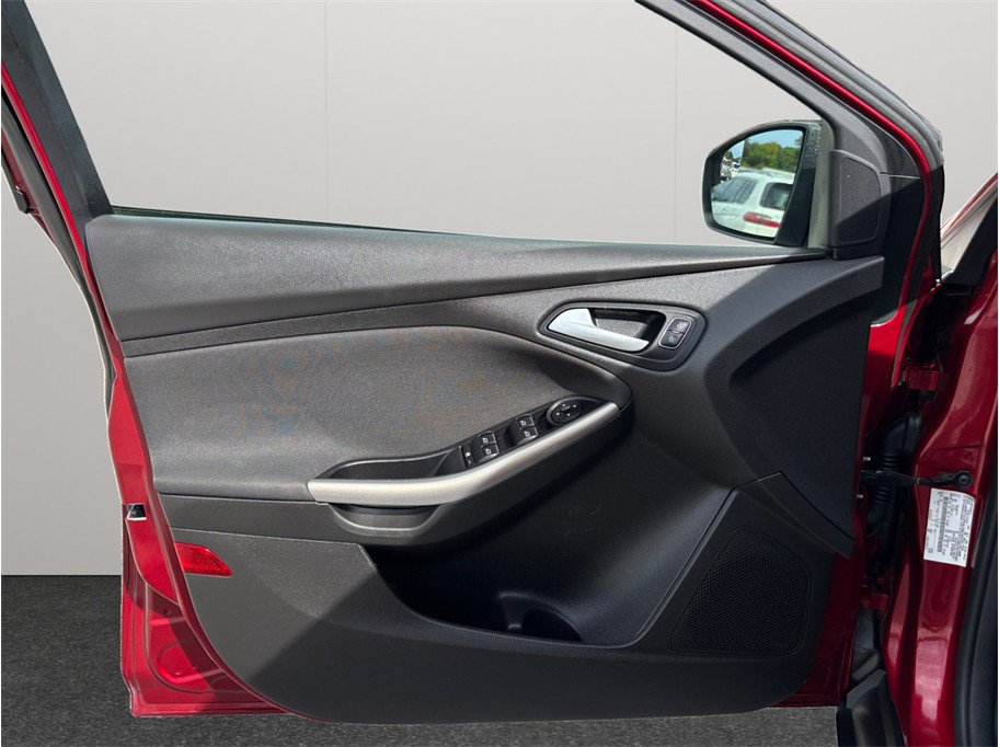 Used 2015 Ford Focus Titanium FWD image 19