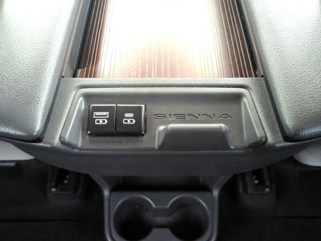 Used 2023 Toyota Sienna LE FWD image 31