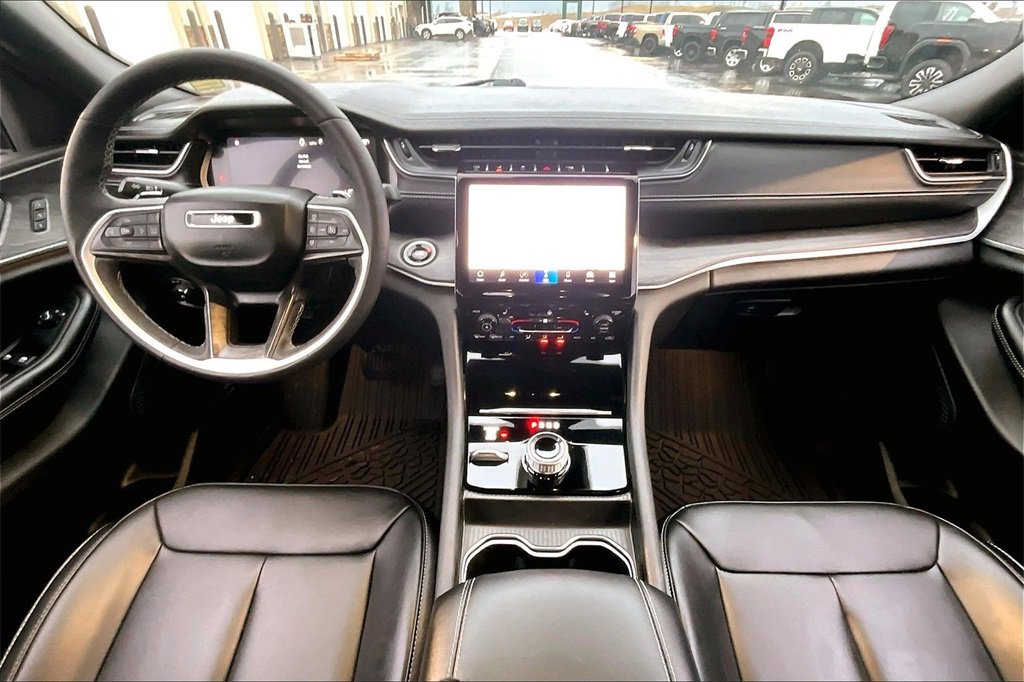 Used 2025 Jeep Grand Cherokee Limited w/ Black Appearance Package image 16