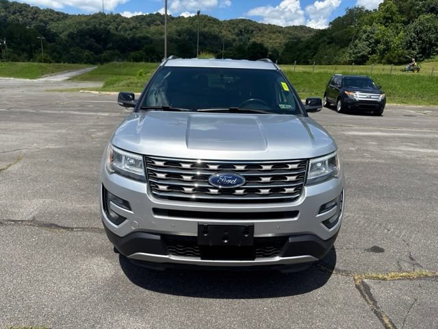 Used 2017 Ford Explorer XLT w/ Equipment Group 202A AWD/4WD image 3