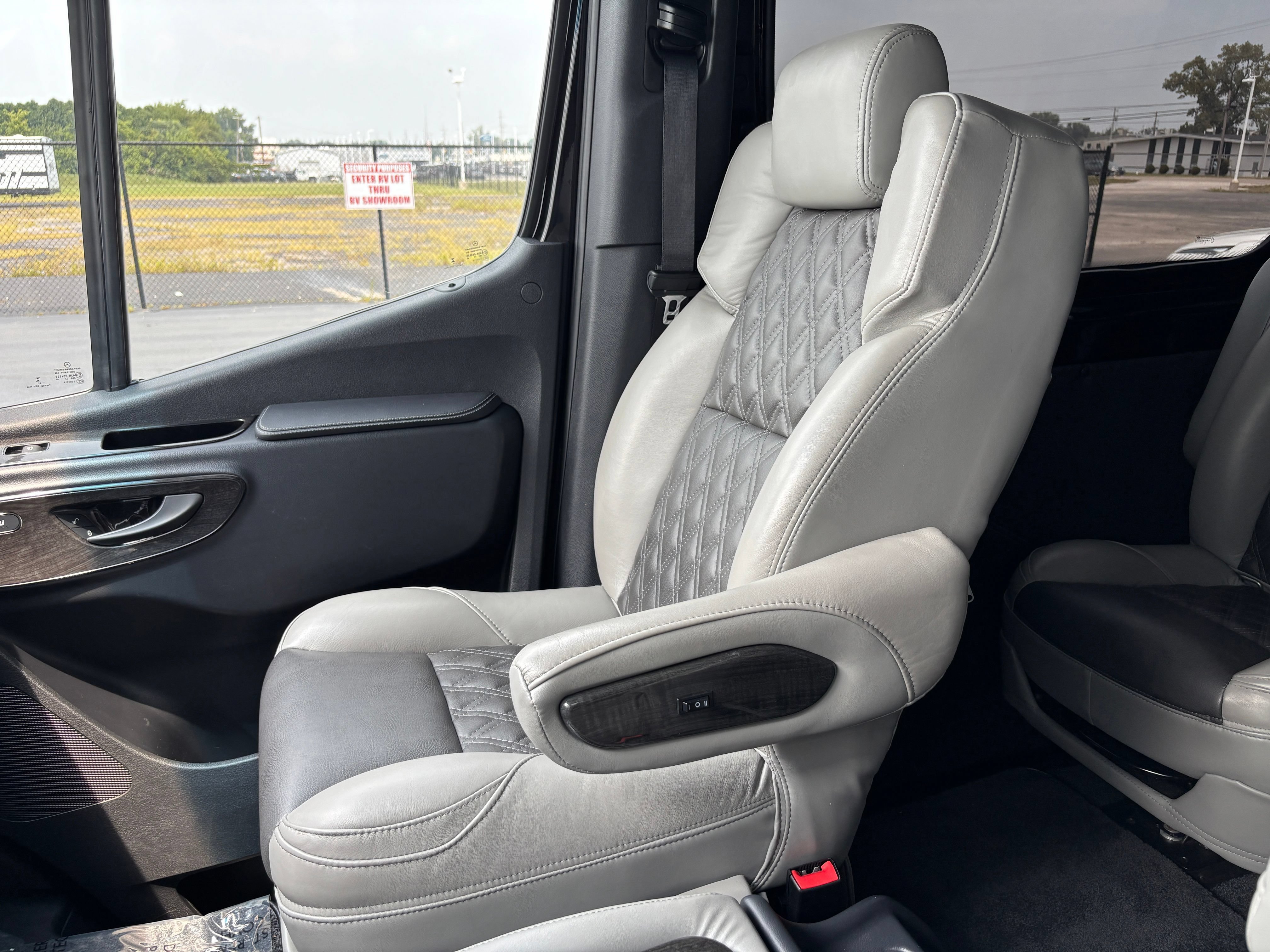 Used 2023 Mercedes-Benz Sprinter 2500 image 40