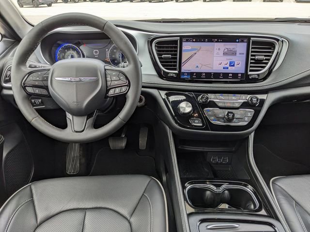 Used 2025 Chrysler Pacifica Limited image 16