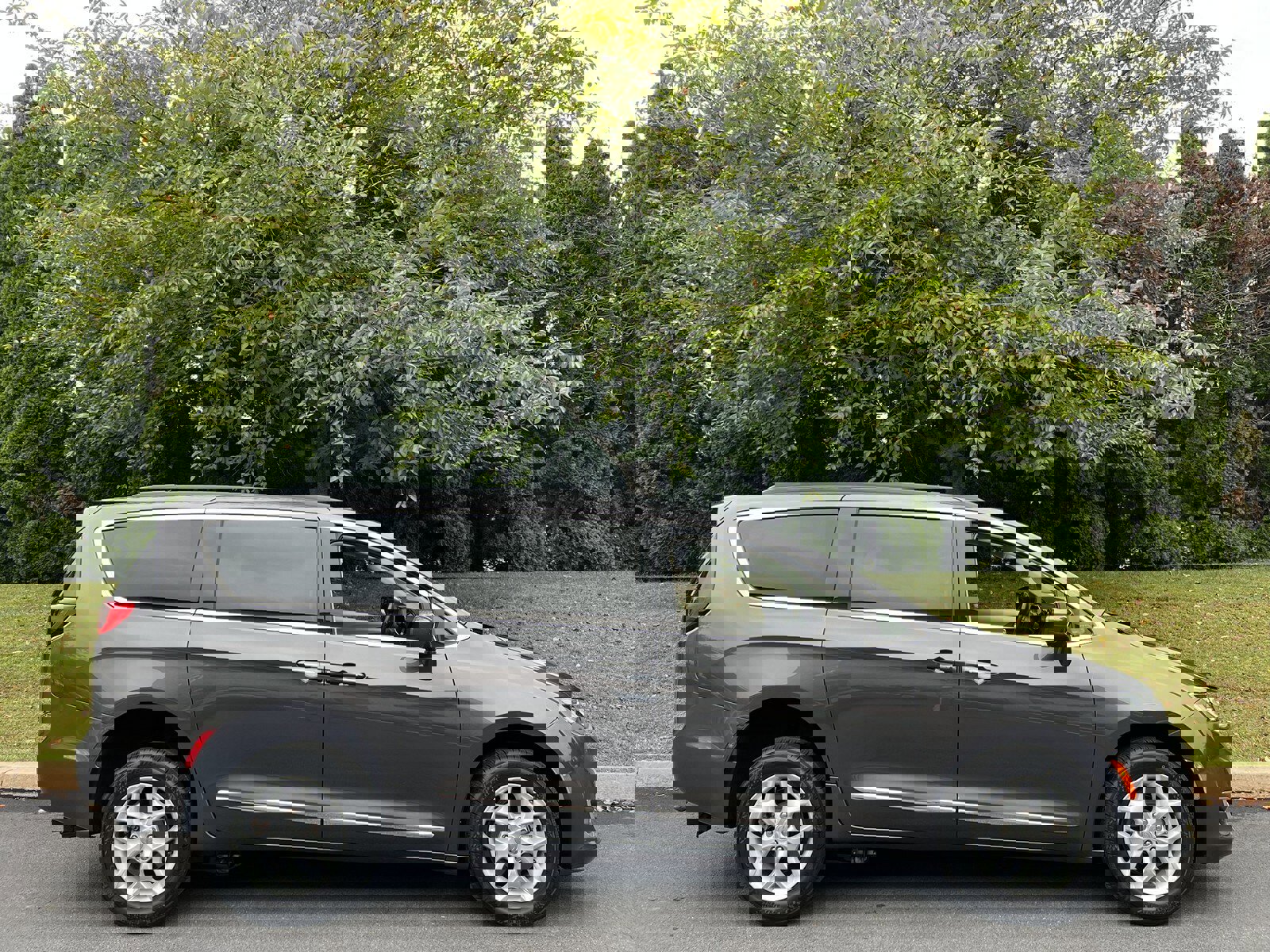 Used 2017 Chrysler Pacifica Touring-L w/ Tire & Wheel Group image 40