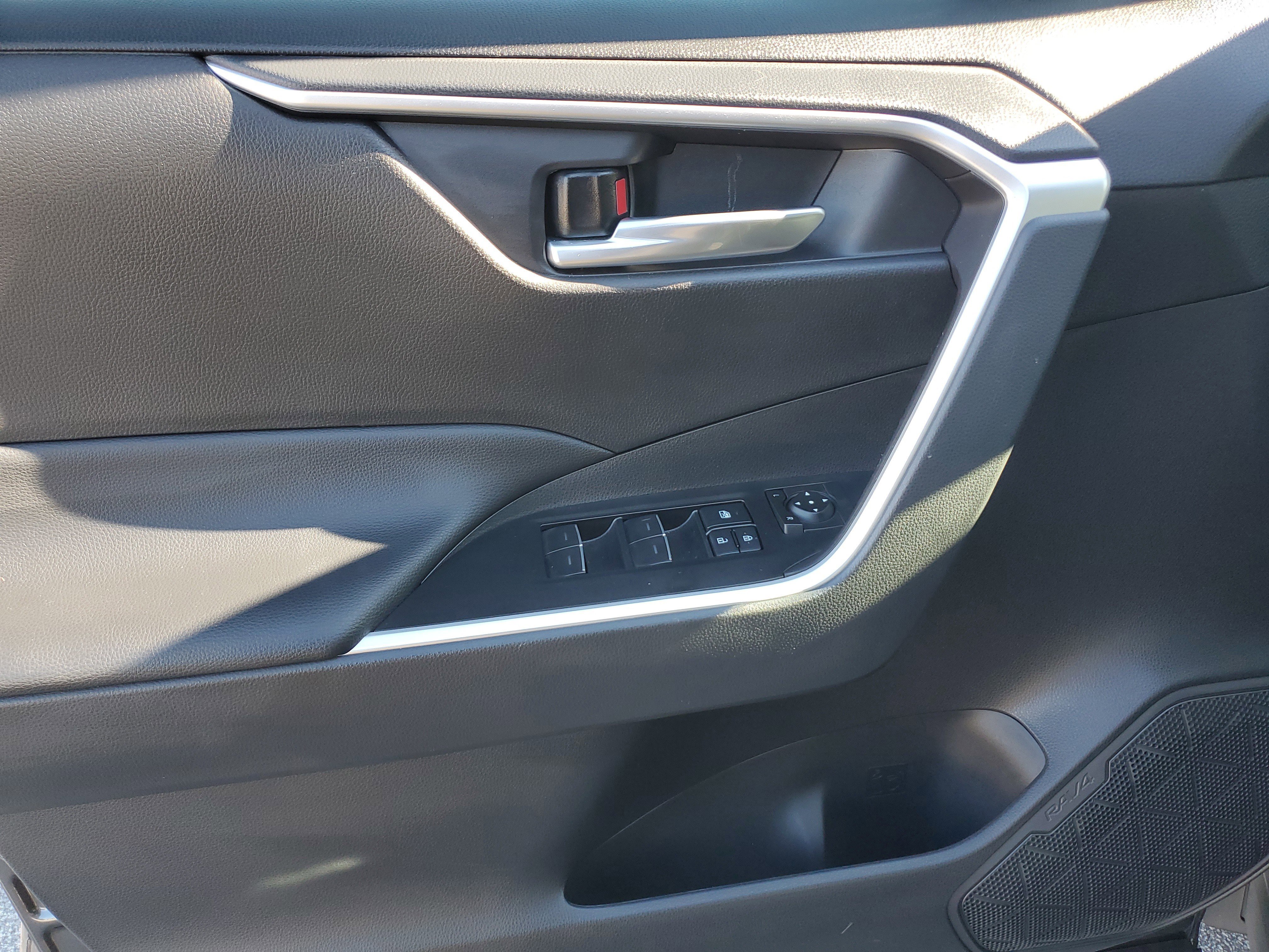 Used 2025 Toyota RAV4 XLE image 18