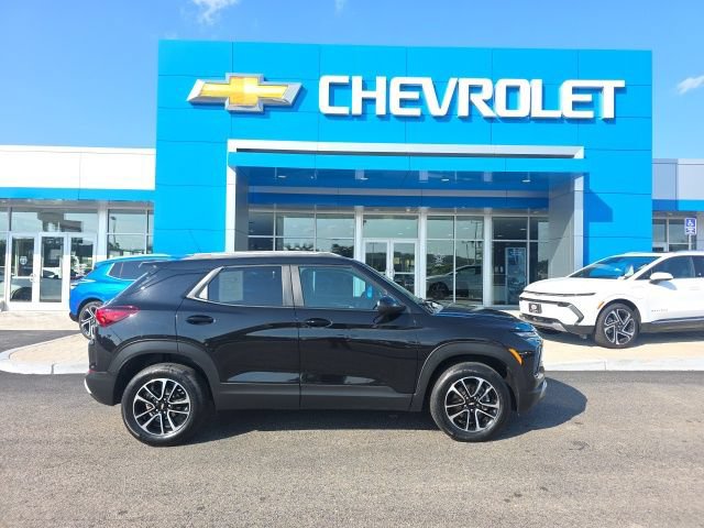 Used 2025 Chevrolet TrailBlazer LT AWD/4WD image 2