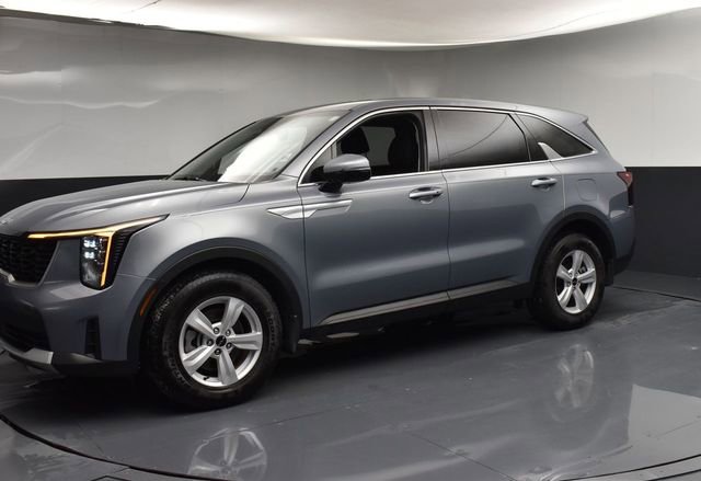 Certified 2025 Kia Sorento LX image 4