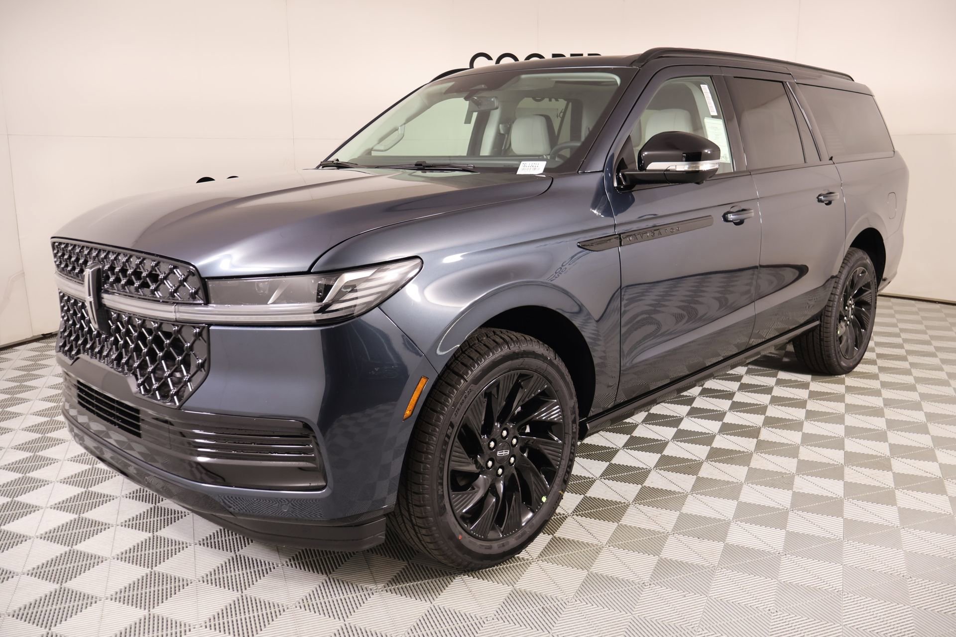New 2026 Lincoln Navigator L Reserve w/ Jet Appearance Package AWD/4WD image 11