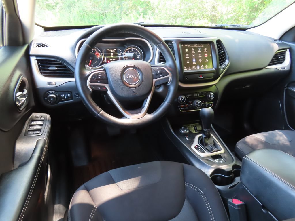 Used 2017 Jeep Cherokee Latitude w/ Comfort/Convenience Group AWD/4WD image 4