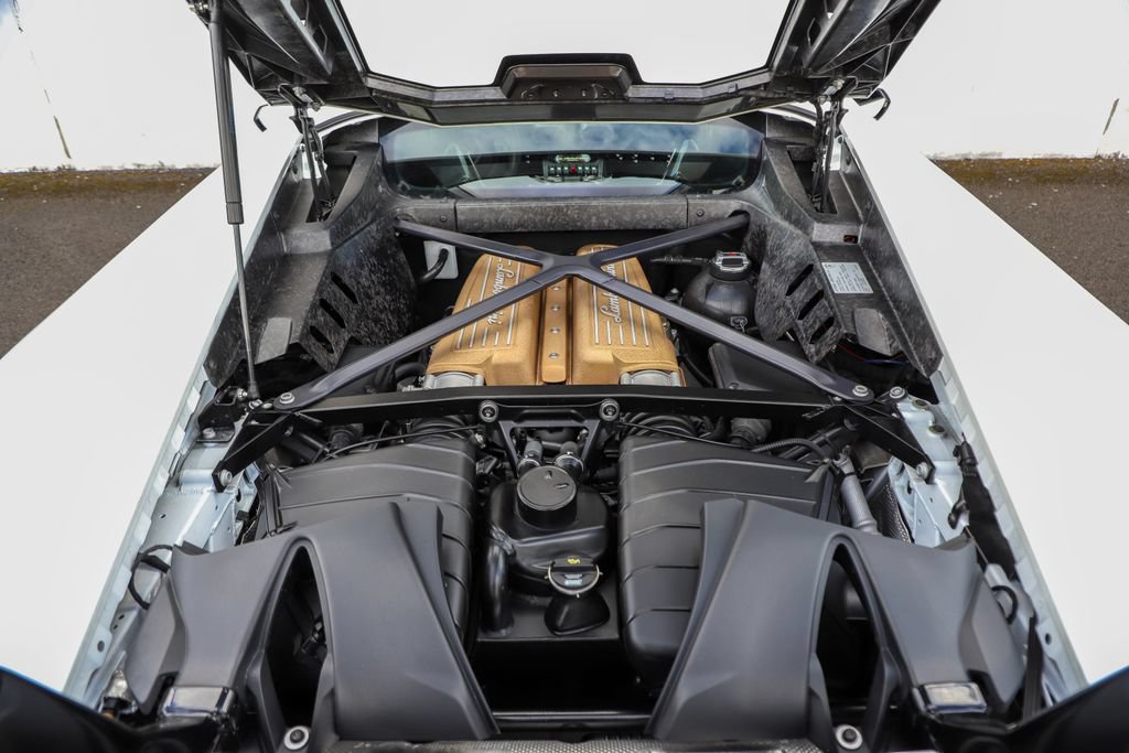 Used 2018 Lamborghini Huracan Performante AWD/4WD image 8