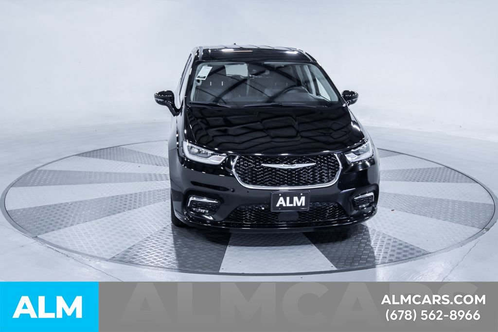 Used 2024 Chrysler Pacifica Select image 15