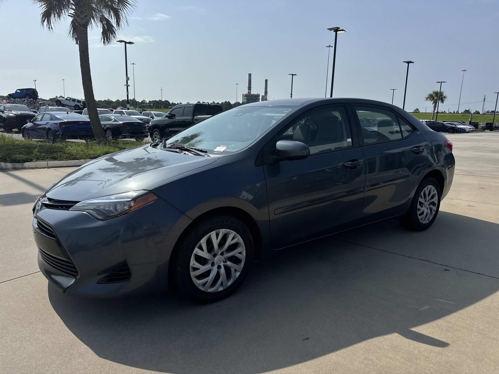 Used 2017 Toyota Corolla LE FWD image 3
