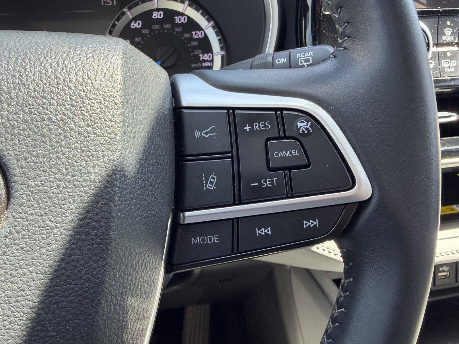 Used 2024 Toyota Highlander XLE AWD/4WD image 41