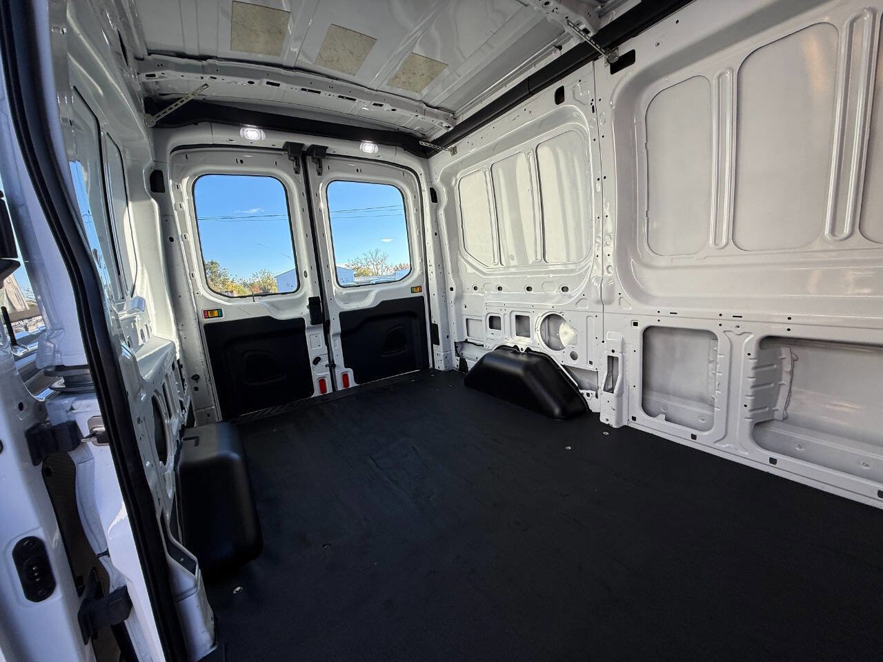 Used 2018 Ford Transit 250 130 Medium Roof image 28